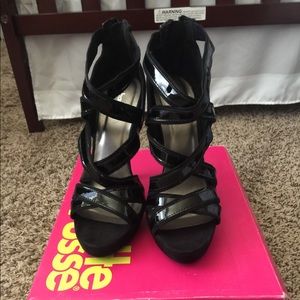 Womens size 7 black NWOT heel
